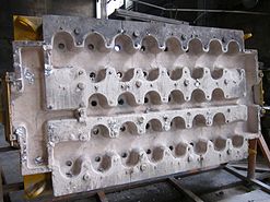熔融的铝浇筑在铸盘(俯视图)