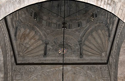 Trompas formadas sobre arcos apoyados en pequeñas columnas, cerradas por bóvedas de horno ornamentales en forma de conchas, que soportan la cúpula frente al mihrab de la Gran Mezquita de Kairouan, siglo IX, Túnez.