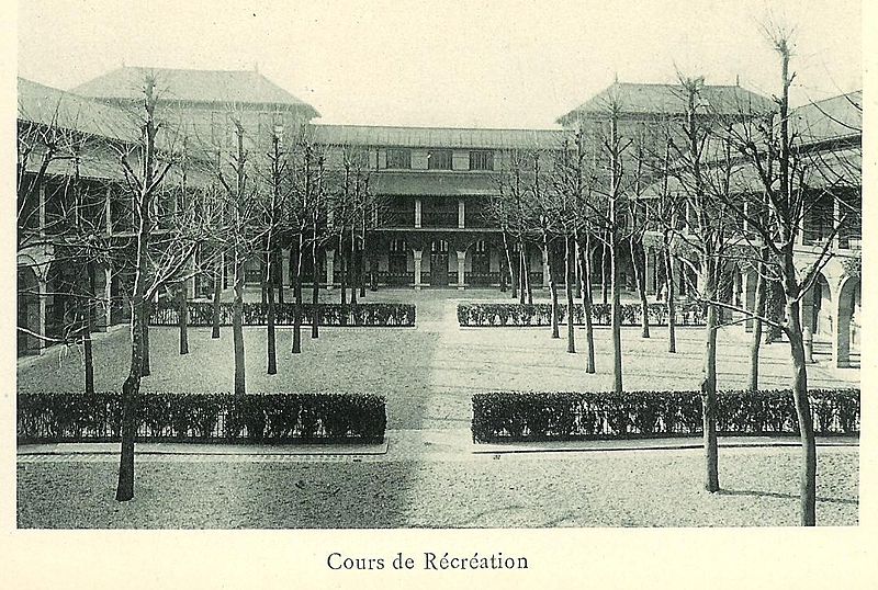 File:Cour-recréation-lycée-Molière.jpg