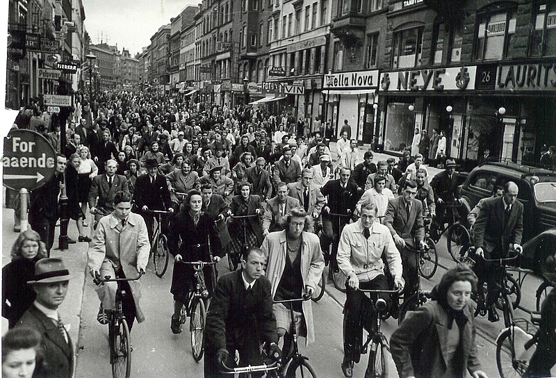 File:Cyclists at Nørrebrogade in Copenhagen (1940-45) (9265551719).jpg