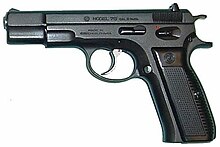 Na bílém pozadí fotografie pistole CZ 75 klasického provedení