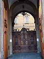 Ingresso al cortile. / Entrance to the courtyard.