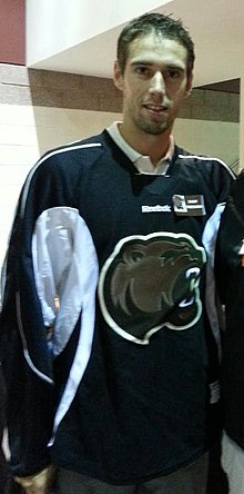 photographie d'un joueur de hockey sur glace avec un maillot noir
