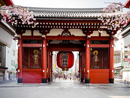 Asakusa tokyo. Храм Асакуса Япония. Храм Сэнсо-дзи в Японии. Каминаримон Асакуса.