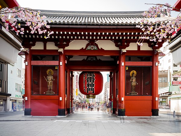 The Kaminarimon, with its giant chōchin, the outer gate of Sensō-ji temple