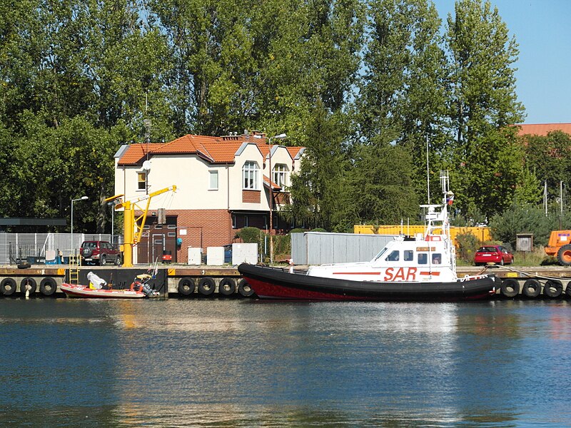 File:Die SAR-Station (Seenotrettung) in Kolobrzeg mitsamt den beiden dort stationierten Rettungsbooten (10121262503).jpg