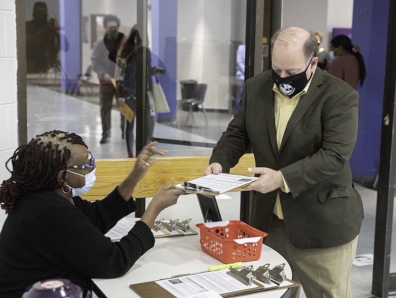 File:Duggan voting at Butzel Family Ctr.-2373 (50432835698).jpg