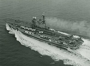 Een opname van bovenaf van het Britse vliegkampschip HMS Hermes (2157 033886).jpg