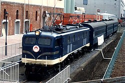 特急色通称ブルトレ色塗装のEF5891(1987年8月9日ビアステーション恵比寿。現役時代は特急色塗装になったことはなかった）