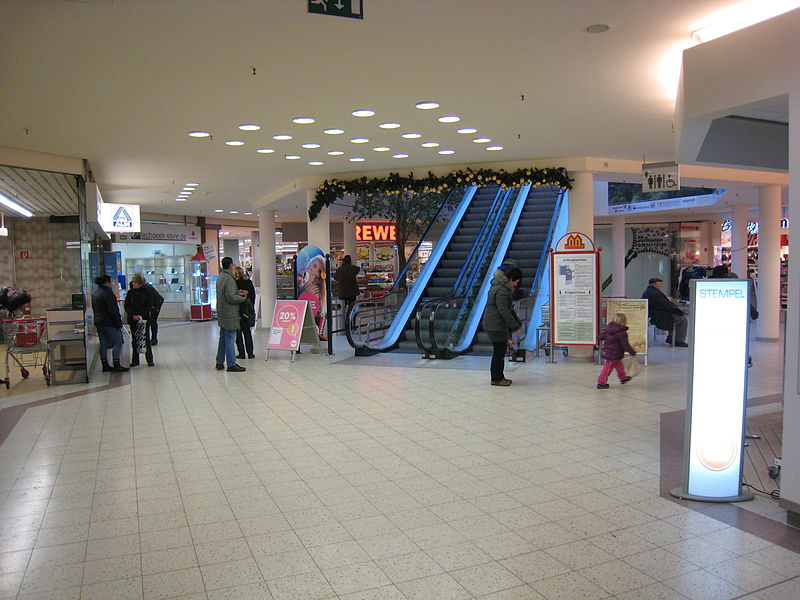 File:Einkaufszentrum Melchendorfer Markt 2.JPG