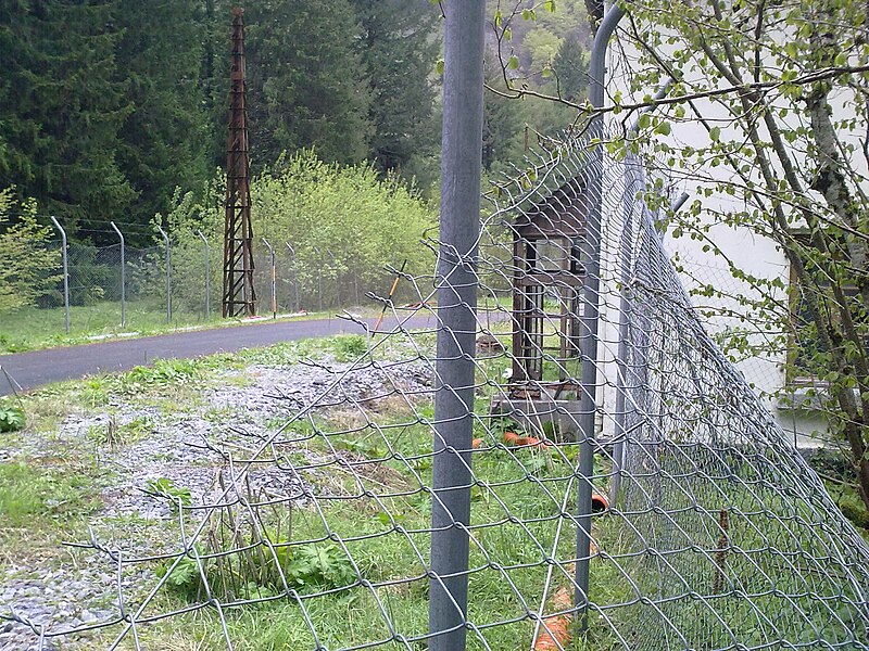 File:Entrée côté francais du tunnel ferroviaire du Somport, la cloture a été abimée.jpg