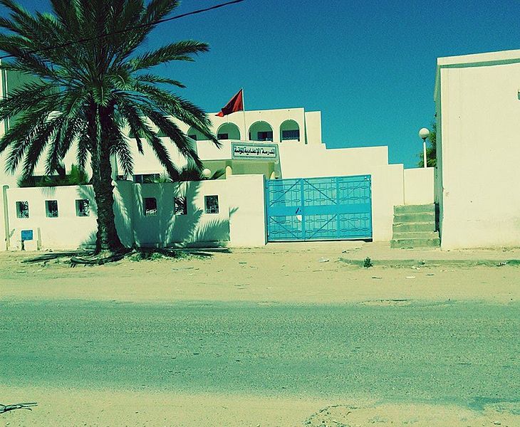 File:Façade du collège Mouensa.jpg