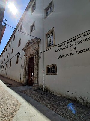 Vista exterior da porta de entrada do edifício 1 da Faculdade de Psicologia e Ciências da Educação da Universidade de Coimbra