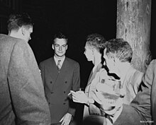 Feynman (center) and Oppenheimer (right) at Los Alamos. Feynman and Oppenheimer at Los Alamos.jpg
