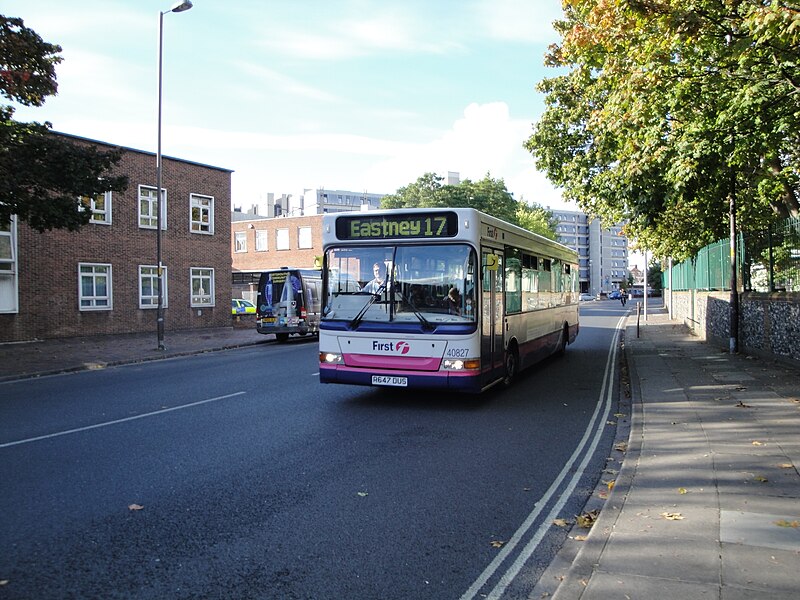 File:First Hampshire & Dorset 40827 R647 DUS.JPG