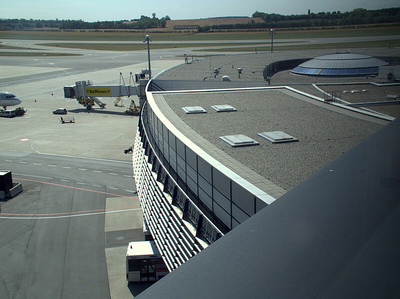 File:Flughafen Wien Schwechat August 2012 034.jpg