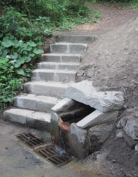 File:Fontaine La Vallée des Vaux Saint Hélyi Jèrri.jpg