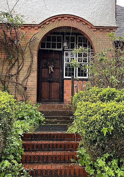 File:Front door, New Clan, Harrow Road West, Dorking, Surrey 2023.jpg