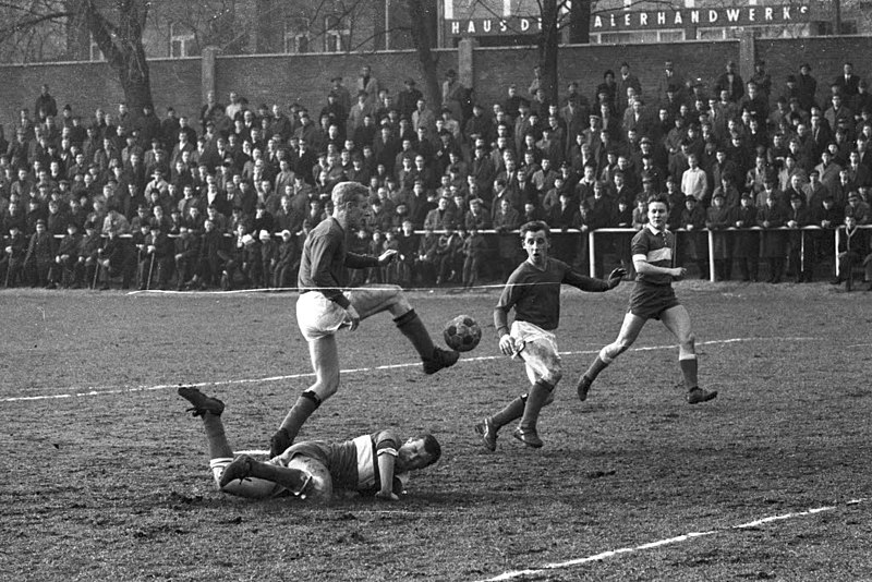 File:Fußballspiel VfB Kiel gegen SV Friedrichsort in der 1. Amateurliga, 0-0 (Kiel 78.029).jpg