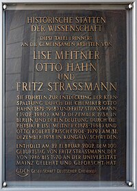 Placă memorială GDCh Fritz Straßmann.jpg