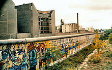 View of Noir murals on the Berlin Wall next to Boyenstrasse in 1989. GWT 39, Boyenstrasse im Juni 1989.jpg