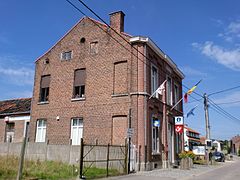 Bâtiment en brique et drapeaux.