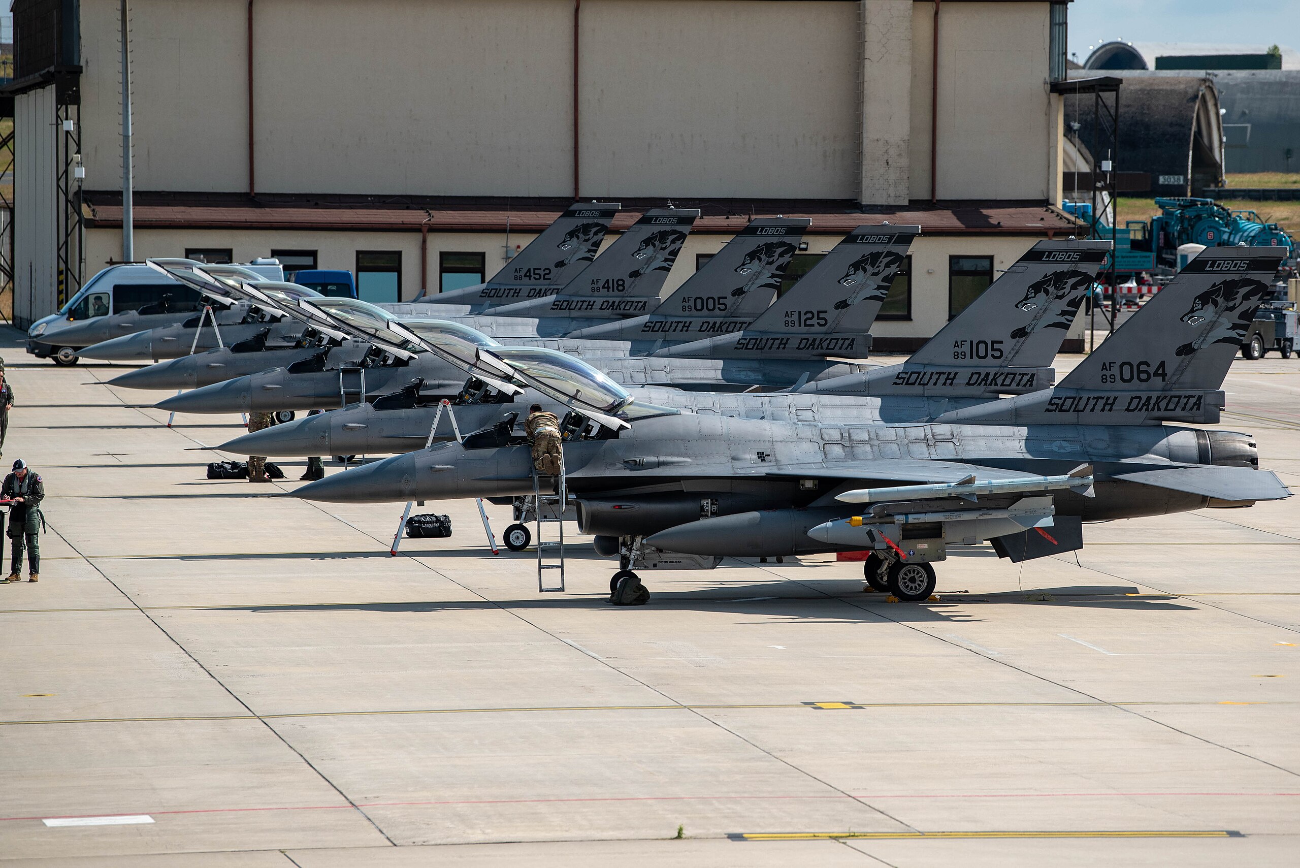 File:General Dynamics F-16C Fighting Falcons of the 175th FS