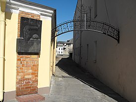 Placa conmemorativa a la entrada del antiguo gueto de Grodno