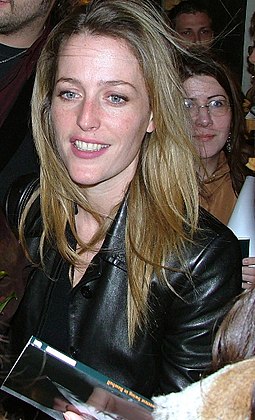 https://upload.wikimedia.org/wikipedia/commons/thumb/8/81/Gillian_anderson_lk.jpg/255px-Gillian_anderson_lk.jpg