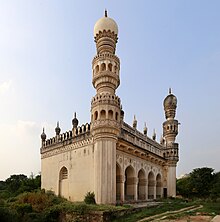 Mosque at the Qutb Shahi tombs Golconda, tombe qutb shahi, moschea grande 01.jpg