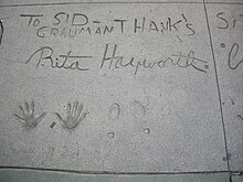 Rita Hayworths Hand- und Schuhabdrücke vor Grauman’s Chinese Theatre