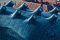 Dachkleid aus blau-transparentem Plexiglas, Schulterzone mit kleinen Kegelhöckern gegen Dachlawinen (2017)