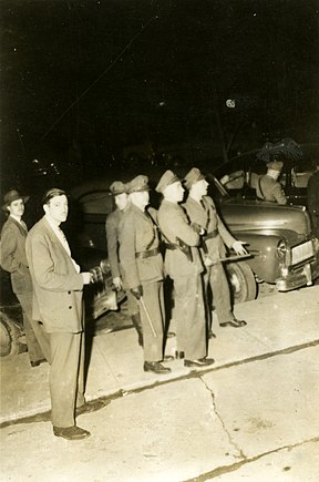 Les policiers interviennent à l'occasion de la grève de l'amiante en 1949