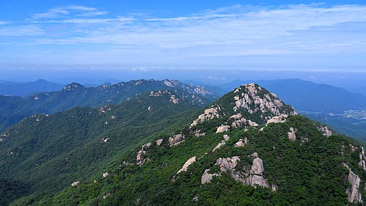 한국어: 문장대에서 본 관음봉과 속리산