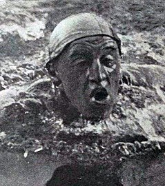 Fotografie a capului unui înotător ieșind din apă.