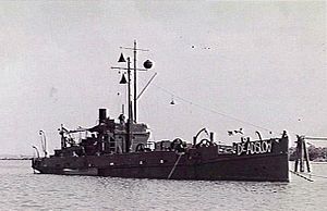 HMAS Kinchela в Брисбене в 1944 году