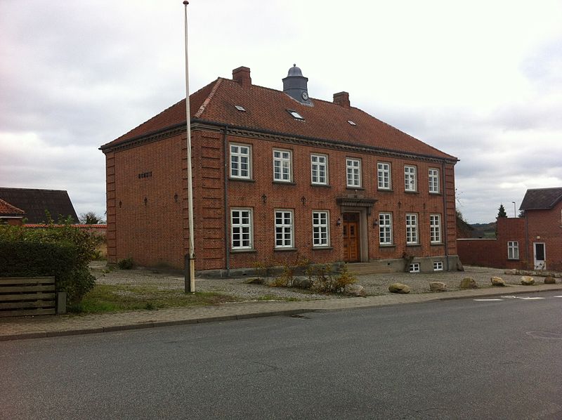 File:Hadsund Politigård set fra vest.JPG