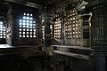 منظر داخلي لمعبد هويساليشوارا في هاليبيد في كارانتاكا بالهند