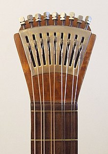 [1] Hamburger Waldzither mit einer einzelnen Basssaite (links) und daran anschließend vier Doppelsaiten