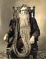 Norsk-amerikaneren Hans Langseth (1846-1927) viste fram verdens angivelig lengste skjegg på turnerer i USA; det målte 5,33 meter da han døde. Foto: 1912