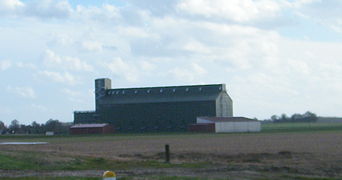 Le silo agricole, en bordure de l'ex-nationale 1.