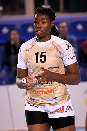 Hawa N'Diaye en octubre de 2017 con la camiseta Chambray Touraine Handball