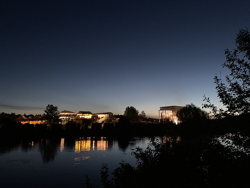 File:Hayden Homes Amphitheater from across Deschutes River.jpg