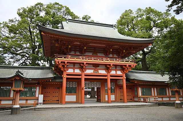 640px-Hikawa-jinja_%28Saitama%29%2C_roumon.jpg