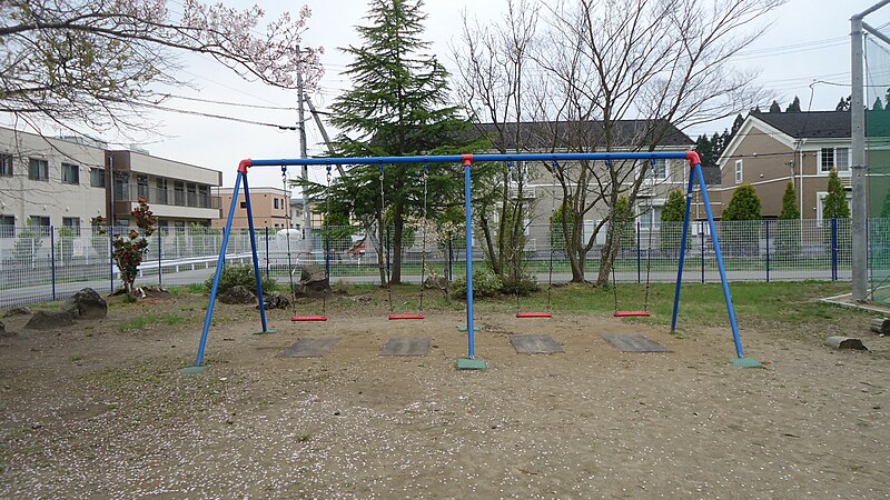 File:Hiroomote ES Swings.jpg