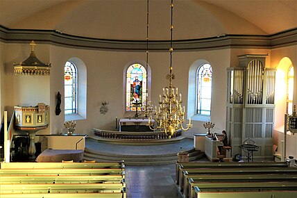 Vy från orgelläktaren mot altaret, med kororgeln från 2016 till höger.