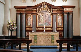 Holy Cross, Daventry, Northants - High Altar - geograph.org.uk - 395860.jpg