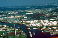 ヒューストン港 左: 大規模なコンテナターミナル 右: 石油産業の街の港らしく、運河沿いには貯油タンクが並ぶ