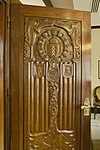 Interieur, detail van houten deur met onder andere het wapen van Amsterdam - Amsterdam - 20428218 - RCE.jpg