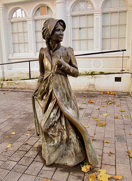 File:Jane Austen statue, Basingstoke.jpg
